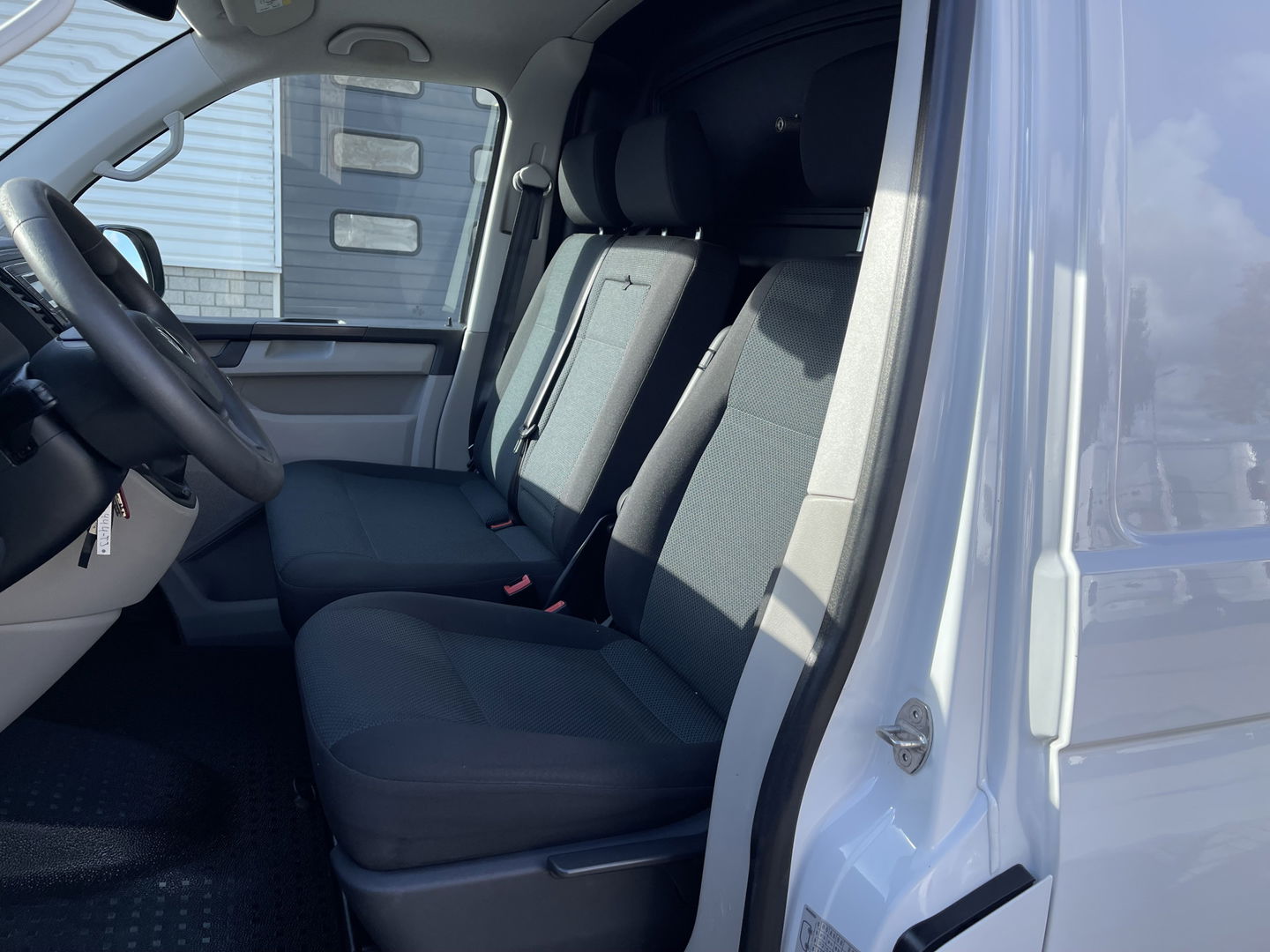 Volkswagen Transporter 2.0 TDI 102pk L1H1 Comfortline met Bott ingerichte laadruimte / lease vanaf € 269 / vaste prijs rijklaar € 15.950 ex btw / airco / cruise / imperial / trekhaak / pdc achter !
