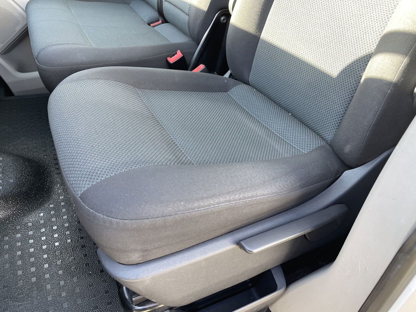 Volkswagen Transporter 2.0 TDI 102pk L1H1 Comfortline met Bott ingerichte laadruimte / lease vanaf € 269 / vaste prijs rijklaar € 15.950 ex btw / airco / cruise / imperial / trekhaak / pdc achter !