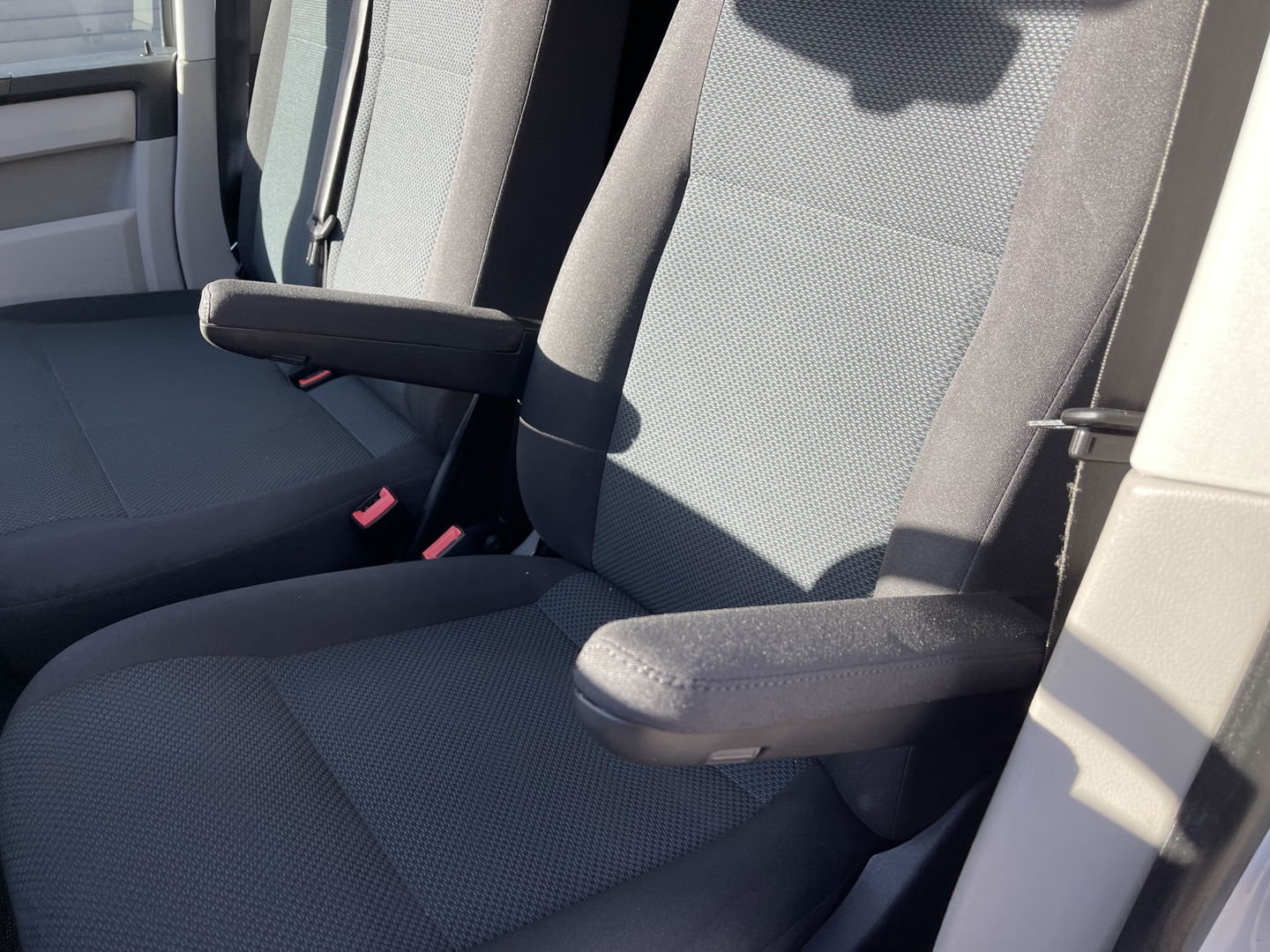 Volkswagen Transporter 2.0 TDI 102pk L1H1 Comfortline met Bott ingerichte laadruimte / lease vanaf € 269 / vaste prijs rijklaar € 15.950 ex btw / airco / cruise / imperial / trekhaak / pdc achter !