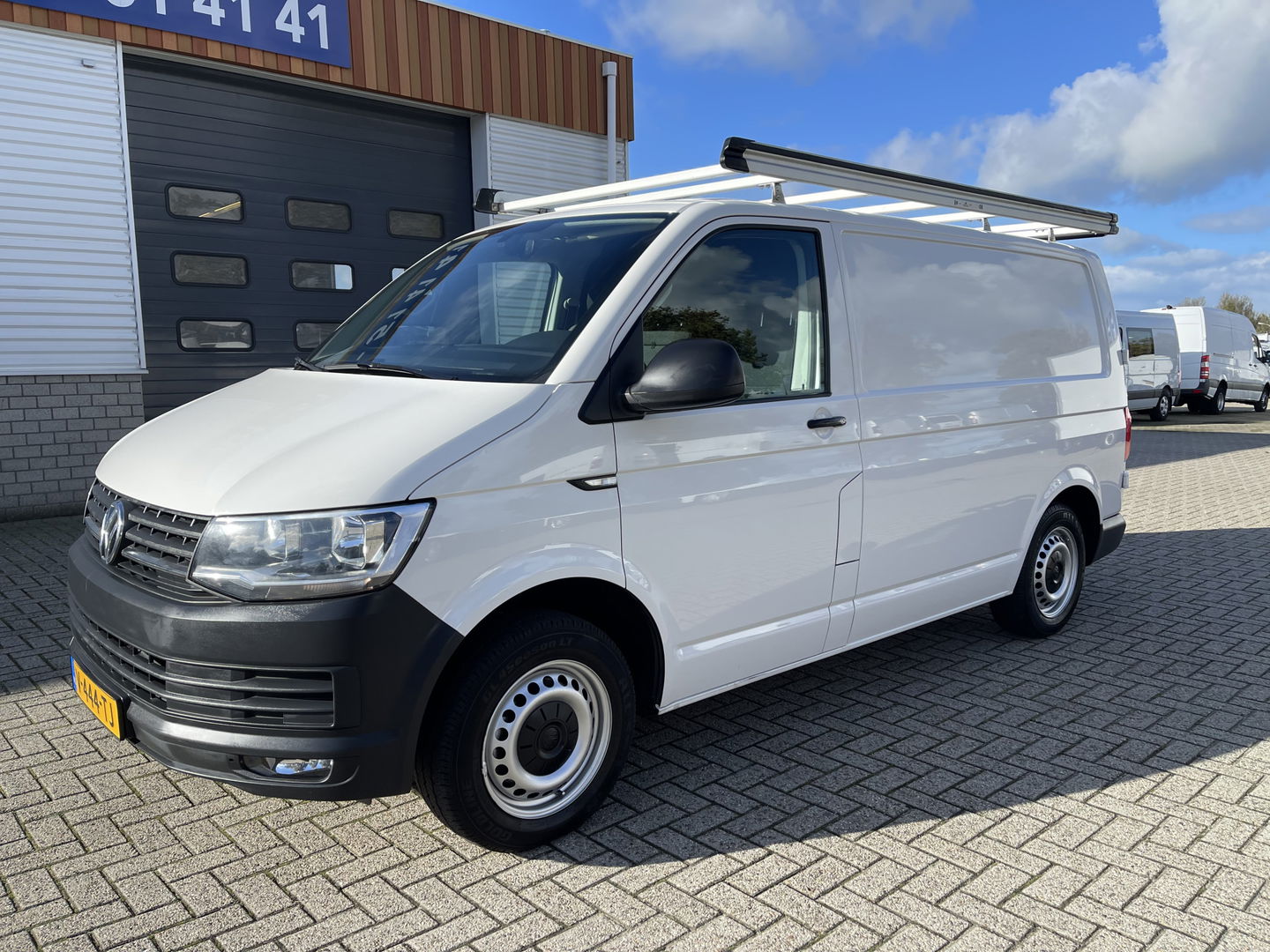 Volkswagen Transporter 2.0 TDI 102pk L1H1 Comfortline met Bott ingerichte laadruimte / lease vanaf € 269 / vaste prijs rijklaar € 15.950 ex btw / airco / cruise / imperial / trekhaak / pdc achter !