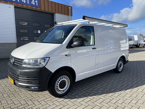 Volkswagen Transporter 2.0 TDI 102pk L1H1 Comfortline met Bott ingerichte laadruimte / lease vanaf € 269 / vaste prijs rijklaar € 15.950 ex btw / airco / cruise / imperial / trekhaak / pdc achter !