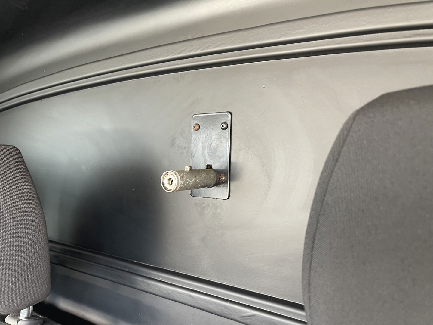 Volkswagen Transporter 2.0 TDI 102pk L1H1 Comfortline met Bott ingerichte laadruimte / lease vanaf € 269 / vaste prijs rijklaar € 15.950 ex btw / airco / cruise / imperial / trekhaak / pdc achter !