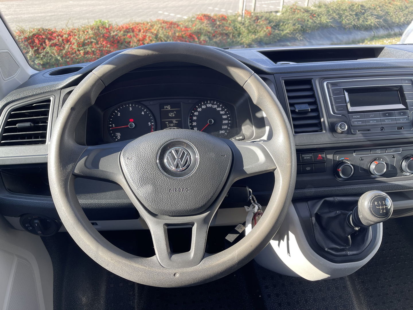 Volkswagen Transporter 2.0 TDI 102pk L1H1 Comfortline met Bott ingerichte laadruimte / lease vanaf € 269 / vaste prijs rijklaar € 15.950 ex btw / airco / cruise / imperial / trekhaak / pdc achter !