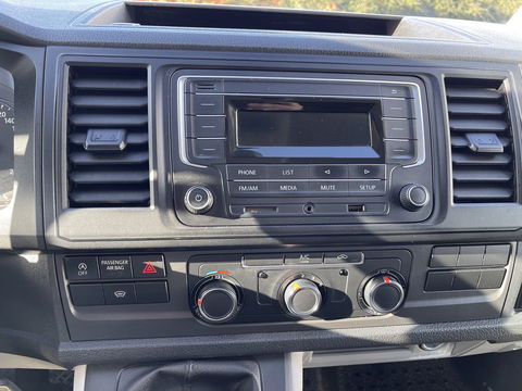 Volkswagen Transporter 2.0 TDI 102pk L1H1 Comfortline met Bott ingerichte laadruimte / lease vanaf € 269 / vaste prijs rijklaar € 15.950 ex btw / airco / cruise / imperial / trekhaak / pdc achter !