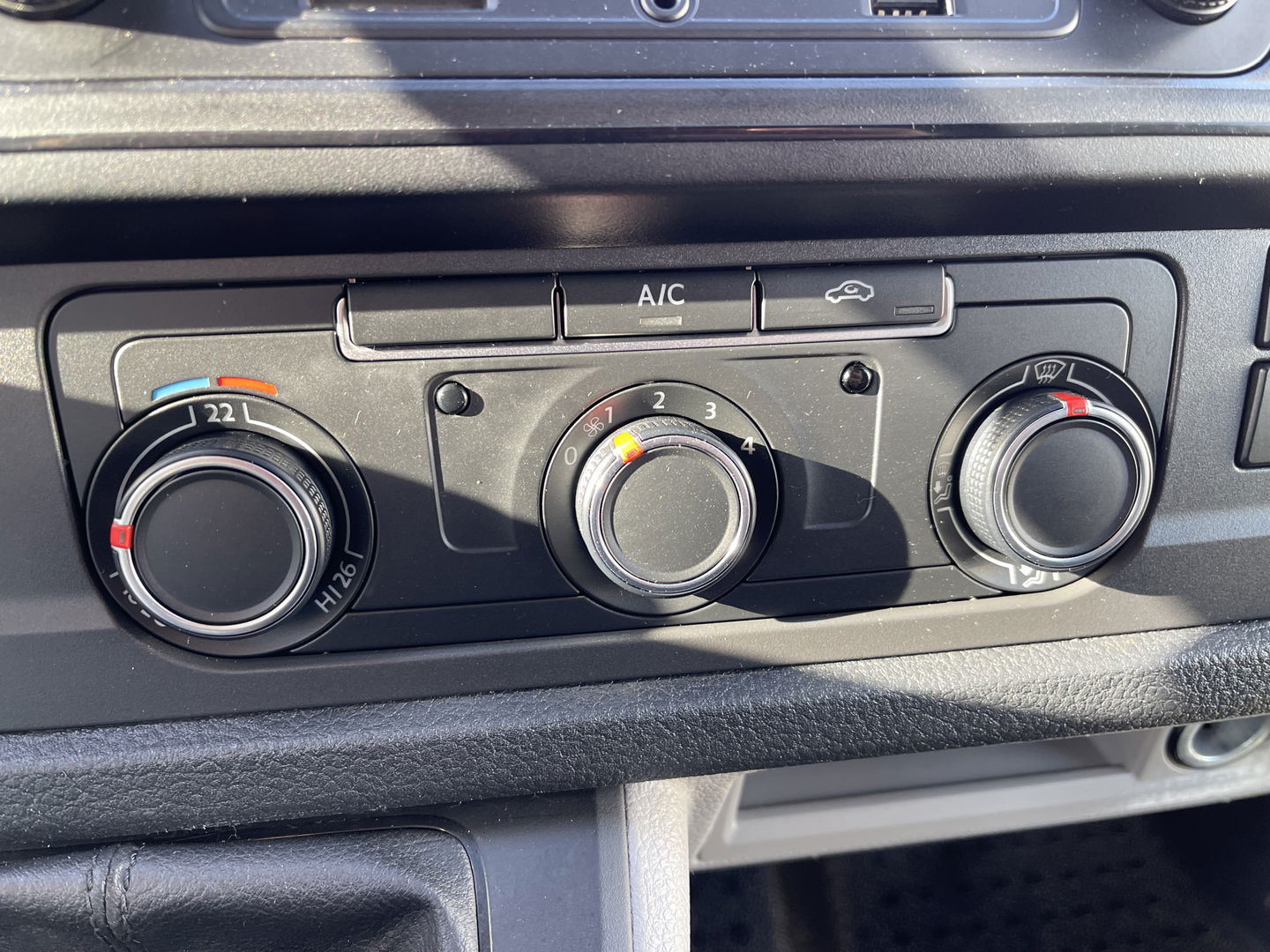 Volkswagen Transporter 2.0 TDI 102pk L1H1 Comfortline met Bott ingerichte laadruimte / lease vanaf € 269 / vaste prijs rijklaar € 15.950 ex btw / airco / cruise / imperial / trekhaak / pdc achter !