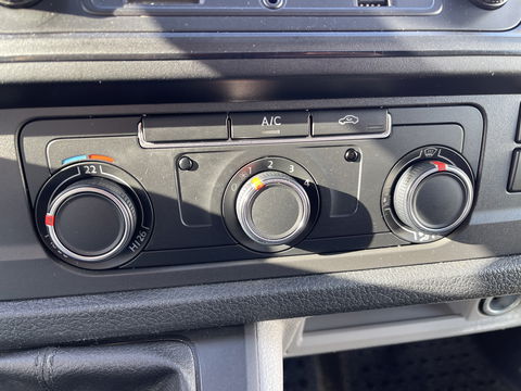 Volkswagen Transporter 2.0 TDI 102pk L1H1 Comfortline met Bott ingerichte laadruimte / lease vanaf € 269 / vaste prijs rijklaar € 15.950 ex btw / airco / cruise / imperial / trekhaak / pdc achter !