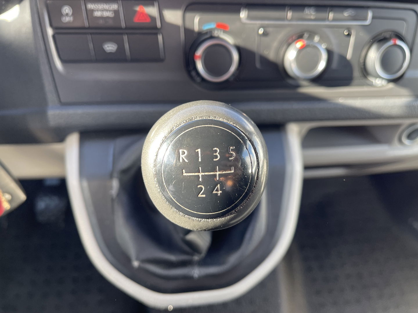 Volkswagen Transporter 2.0 TDI 102pk L1H1 Comfortline met Bott ingerichte laadruimte / lease vanaf € 269 / vaste prijs rijklaar € 15.950 ex btw / airco / cruise / imperial / trekhaak / pdc achter !