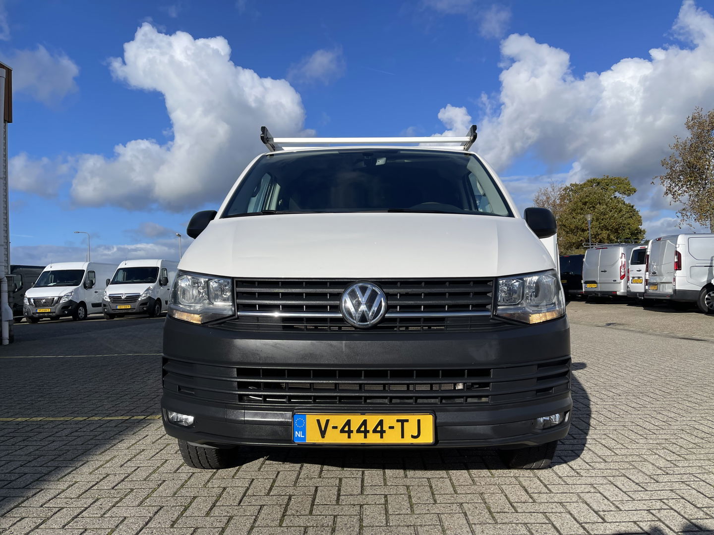 Volkswagen Transporter 2.0 TDI 102pk L1H1 Comfortline met Bott ingerichte laadruimte / lease vanaf € 269 / vaste prijs rijklaar € 15.950 ex btw / airco / cruise / imperial / trekhaak / pdc achter !