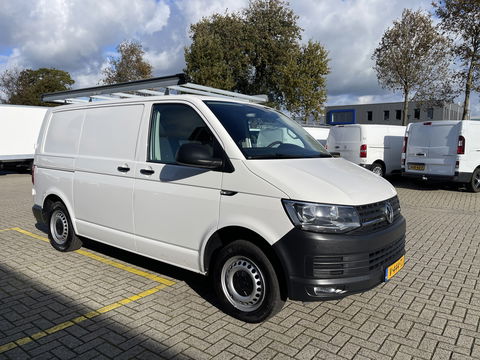 Volkswagen Transporter 2.0 TDI 102pk L1H1 Comfortline met Bott ingerichte laadruimte / lease vanaf € 269 / vaste prijs rijklaar € 15.950 ex btw / airco / cruise / imperial / trekhaak / pdc achter !