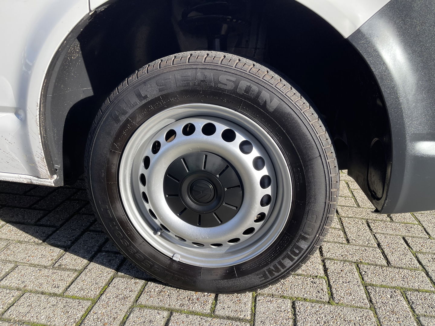 Volkswagen Transporter 2.0 TDI 102pk L1H1 Comfortline met Bott ingerichte laadruimte / lease vanaf € 269 / vaste prijs rijklaar € 15.950 ex btw / airco / cruise / imperial / trekhaak / pdc achter !