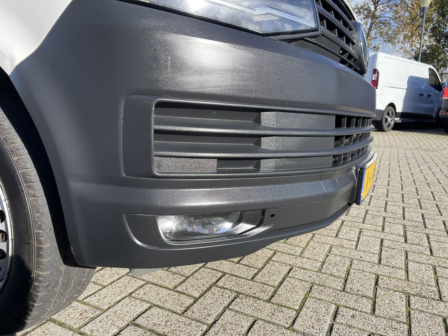 Volkswagen Transporter 2.0 TDI 102pk L1H1 Comfortline met Bott ingerichte laadruimte / lease vanaf € 269 / vaste prijs rijklaar € 15.950 ex btw / airco / cruise / imperial / trekhaak / pdc achter !