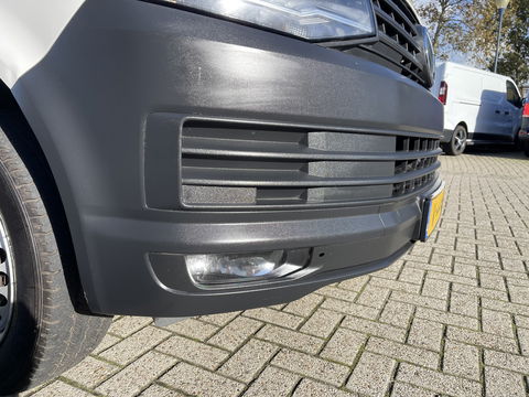 Volkswagen Transporter 2.0 TDI 102pk L1H1 Comfortline met Bott ingerichte laadruimte / lease vanaf € 269 / vaste prijs rijklaar € 15.950 ex btw / airco / cruise / imperial / trekhaak / pdc achter !