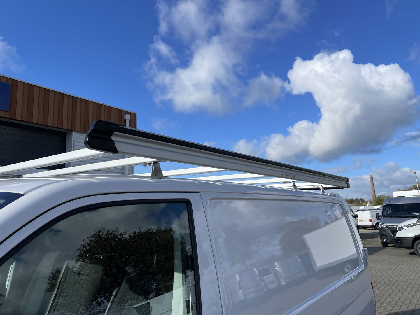 Volkswagen Transporter 2.0 TDI 102pk L1H1 Comfortline met Bott ingerichte laadruimte / lease vanaf € 269 / vaste prijs rijklaar € 15.950 ex btw / airco / cruise / imperial / trekhaak / pdc achter !