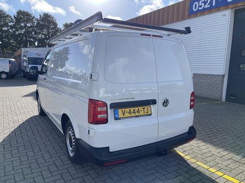 Volkswagen Transporter 2.0 TDI 102pk L1H1 Comfortline met Bott ingerichte laadruimte / lease vanaf € 269 / vaste prijs rijklaar € 15.950 ex btw / airco / cruise / imperial / trekhaak / pdc achter !