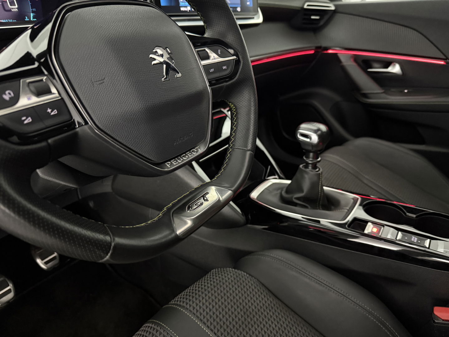 Peugeot 2008 1.2 PureTech GT-Line | Pano | Sfeerverl. | Virtual | Camera | Carplay | Dodehoek | NAP