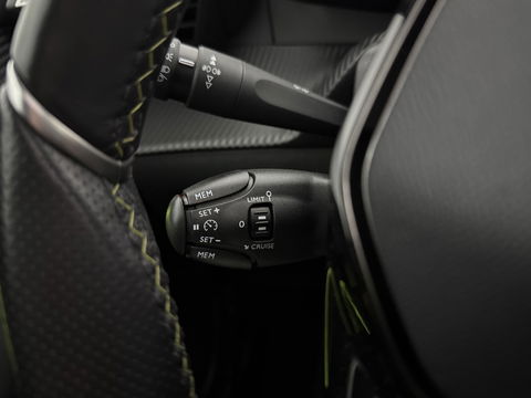 Peugeot 2008 1.2 PureTech GT-Line | Pano | Sfeerverl. | Virtual | Camera | Carplay | Dodehoek | NAP