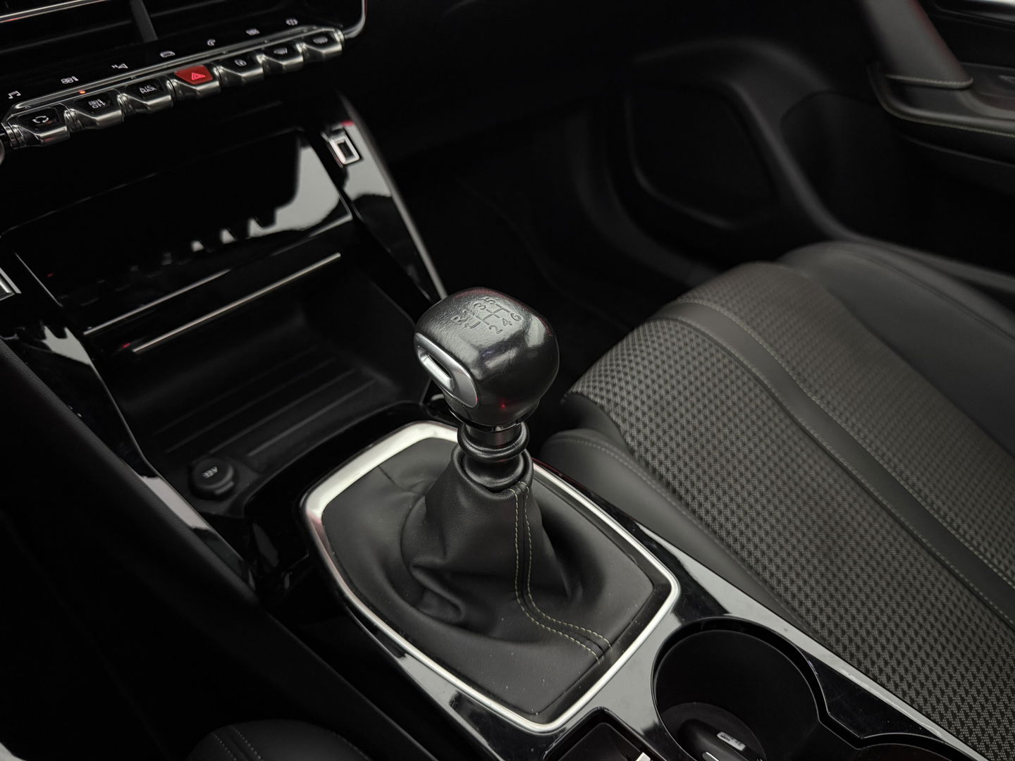 Peugeot 2008 1.2 PureTech GT-Line | Pano | Sfeerverl. | Virtual | Camera | Carplay | Dodehoek | NAP