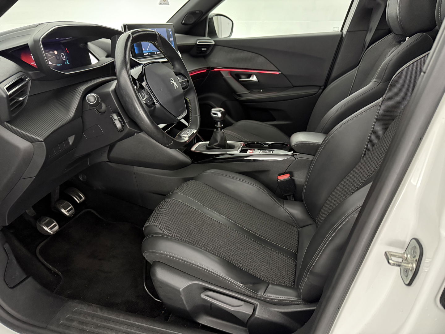 Peugeot 2008 1.2 PureTech GT-Line | Pano | Sfeerverl. | Virtual | Camera | Carplay | Dodehoek | NAP