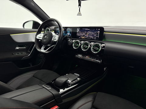 Mercedes-Benz CLA-Klasse Shooting Brake 200 AMG | Pano | Sfeerverl. | Virtual | Camera | Trekh. | Carplay | LED | NAP