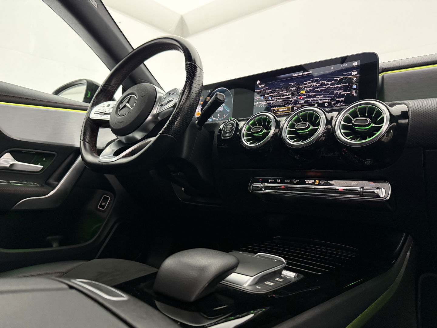 Mercedes-Benz CLA-Klasse Shooting Brake 200 AMG | Pano | Sfeerverl. | Virtual | Camera | Trekh. | Carplay | LED | NAP