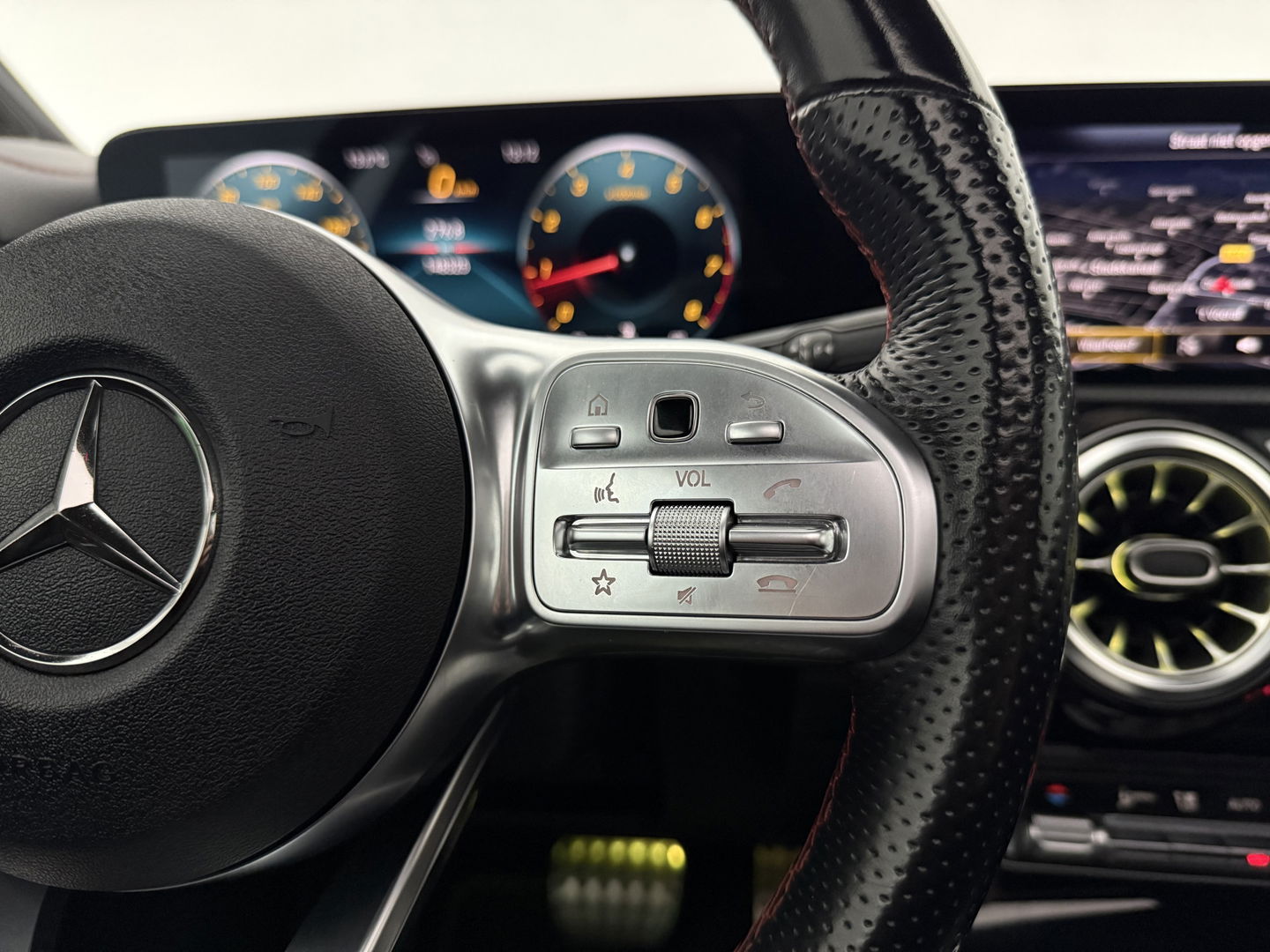 Mercedes-Benz CLA-Klasse Shooting Brake 200 AMG | Pano | Sfeerverl. | Virtual | Camera | Trekh. | Carplay | LED | NAP