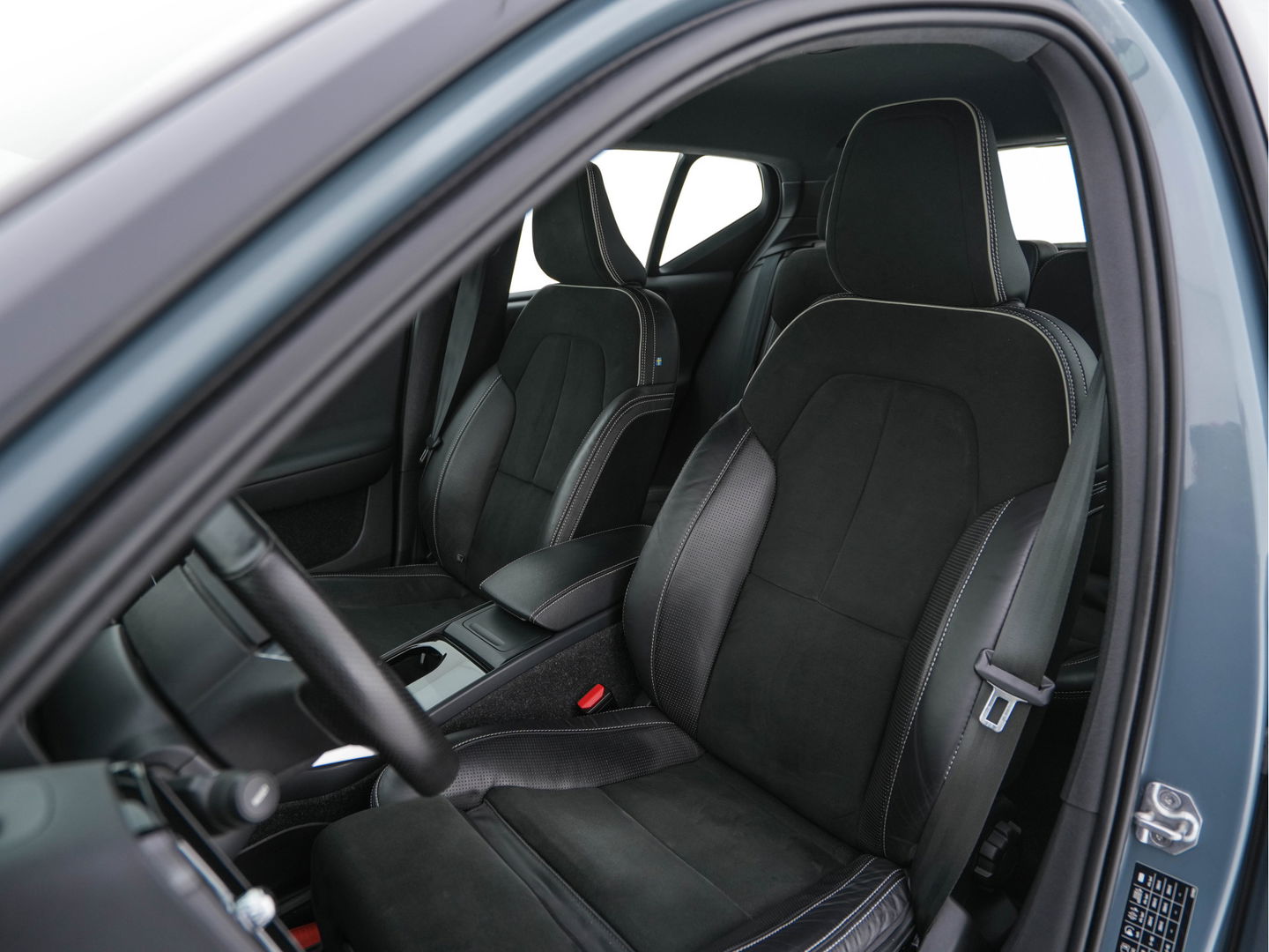 Volvo XC40 Recharge P8 AWD R-Design [ 3-Fase ] {SOH-89%} (INCL-BTW) *LEATHER-ALCANTARA | DIGI-COCKPIT | FULL-LED | PREMIUM-AUDIO | TOP-VIEW | CARPLAY | NAVI-FULLMAP | ECC | PDC | KEYLESS | HEATED-SPORTSEATS | BLIS | PRIVACY-GLASS | TOWBAR | 19 "ALU