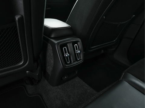 Volvo XC40 Recharge P8 AWD R-Design [ 3-Fase ] {SOH-89%} (INCL-BTW) *LEATHER-ALCANTARA | DIGI-COCKPIT | FULL-LED | PREMIUM-AUDIO | TOP-VIEW | CARPLAY | NAVI-FULLMAP | ECC | PDC | KEYLESS | HEATED-SPORTSEATS | BLIS | PRIVACY-GLASS | TOWBAR | 19 "ALU