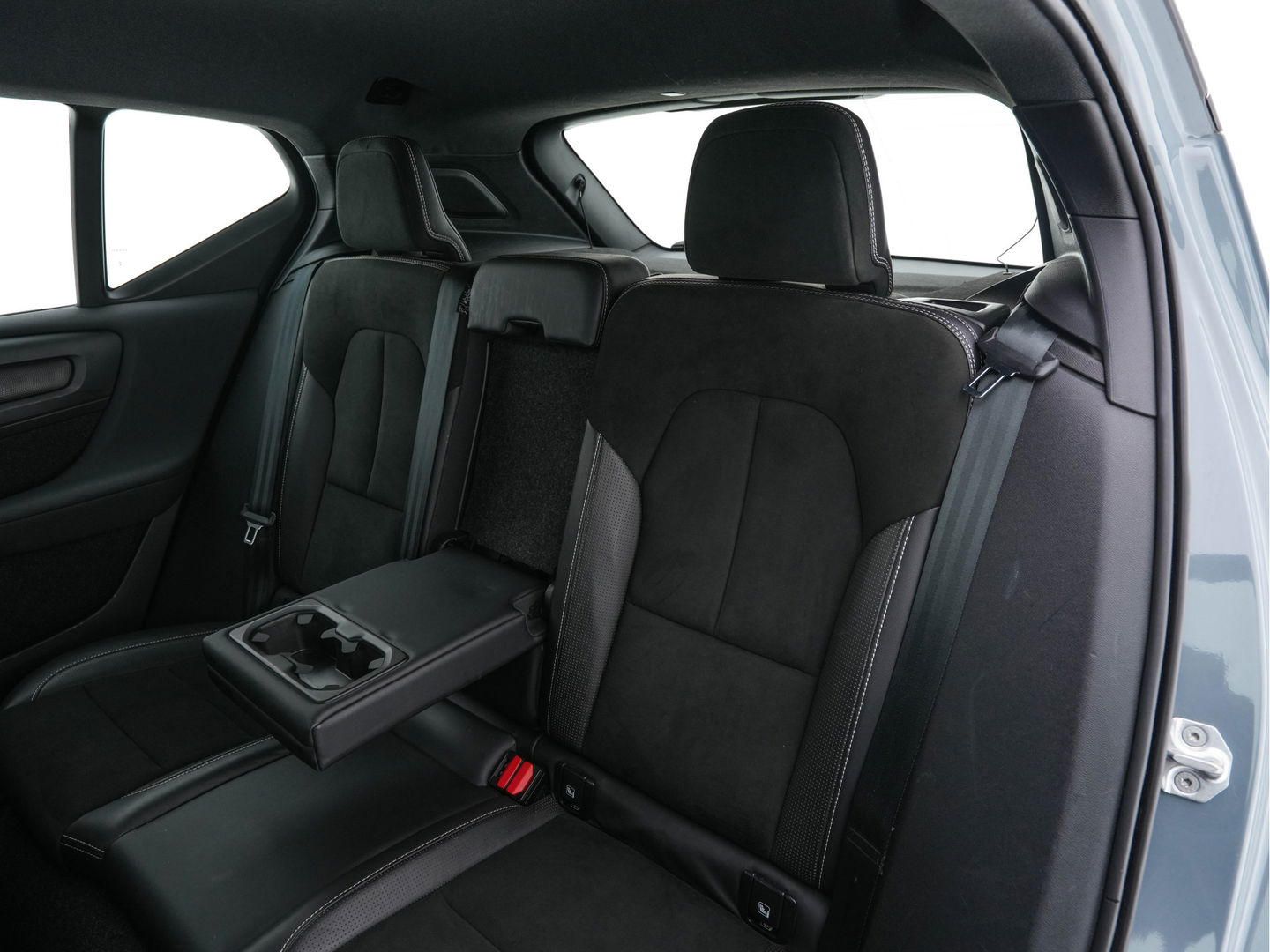 Volvo XC40 Recharge P8 AWD R-Design [ 3-Fase ] {SOH-89%} (INCL-BTW) *LEATHER-ALCANTARA | DIGI-COCKPIT | FULL-LED | PREMIUM-AUDIO | TOP-VIEW | CARPLAY | NAVI-FULLMAP | ECC | PDC | KEYLESS | HEATED-SPORTSEATS | BLIS | PRIVACY-GLASS | TOWBAR | 19 "ALU