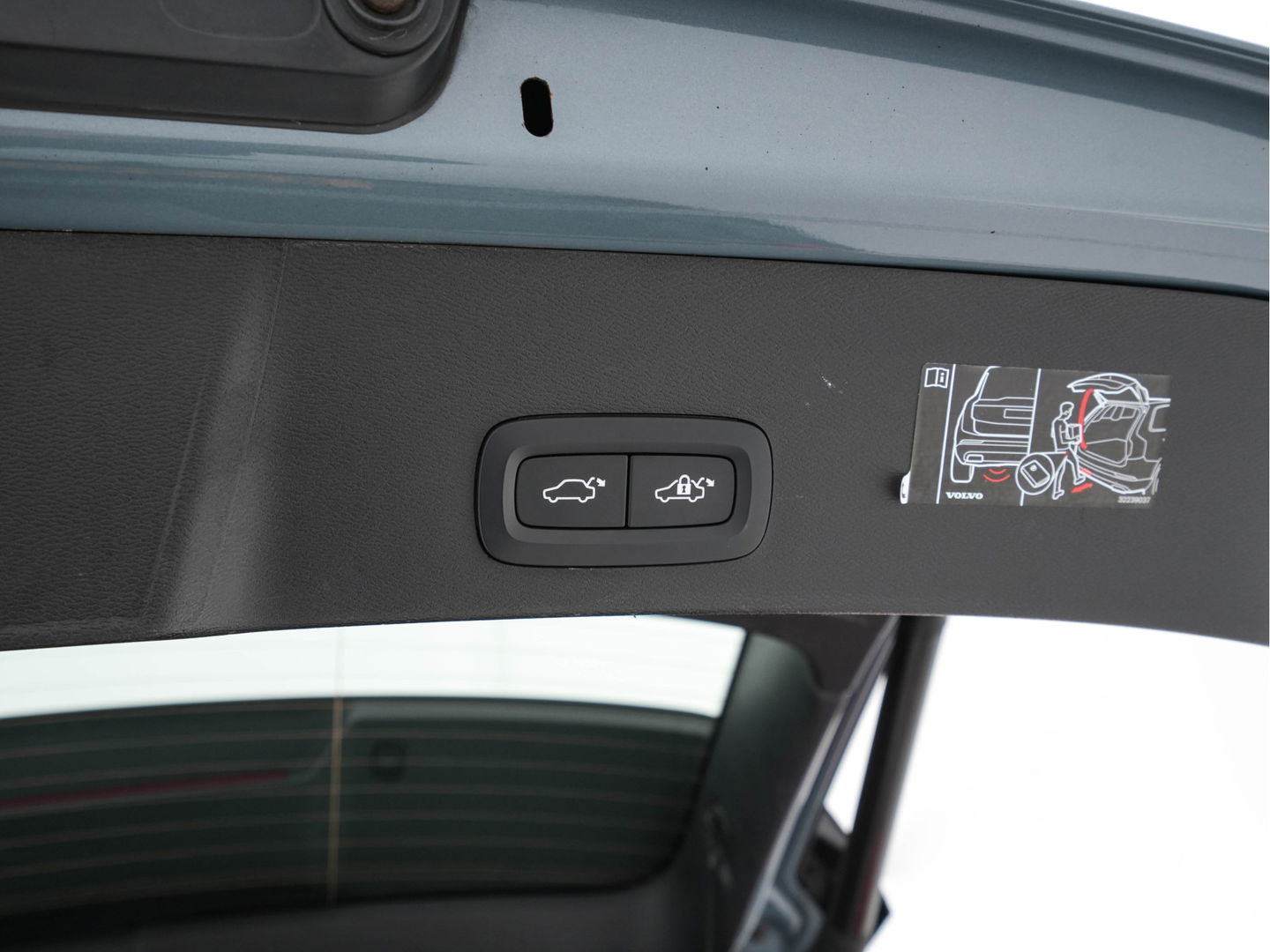 Volvo XC40 Recharge P8 AWD R-Design [ 3-Fase ] {SOH-89%} (INCL-BTW) *LEATHER-ALCANTARA | DIGI-COCKPIT | FULL-LED | PREMIUM-AUDIO | TOP-VIEW | CARPLAY | NAVI-FULLMAP | ECC | PDC | KEYLESS | HEATED-SPORTSEATS | BLIS | PRIVACY-GLASS | TOWBAR | 19 "ALU