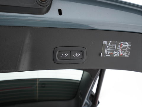 Volvo XC40 Recharge P8 AWD R-Design [ 3-Fase ] {SOH-89%} (INCL-BTW) *LEATHER-ALCANTARA | DIGI-COCKPIT | FULL-LED | PREMIUM-AUDIO | TOP-VIEW | CARPLAY | NAVI-FULLMAP | ECC | PDC | KEYLESS | HEATED-SPORTSEATS | BLIS | PRIVACY-GLASS | TOWBAR | 19 "ALU