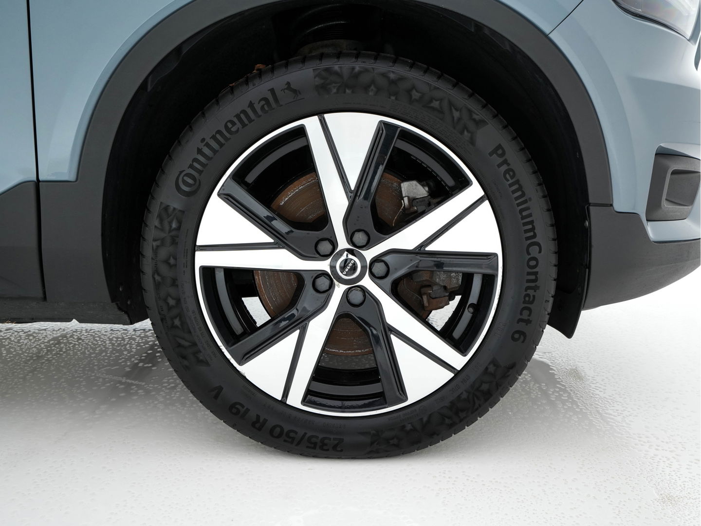 Volvo XC40 Recharge P8 AWD R-Design [ 3-Fase ] {SOH-89%} (INCL-BTW) *LEATHER-ALCANTARA | DIGI-COCKPIT | FULL-LED | PREMIUM-AUDIO | TOP-VIEW | CARPLAY | NAVI-FULLMAP | ECC | PDC | KEYLESS | HEATED-SPORTSEATS | BLIS | PRIVACY-GLASS | TOWBAR | 19 "ALU