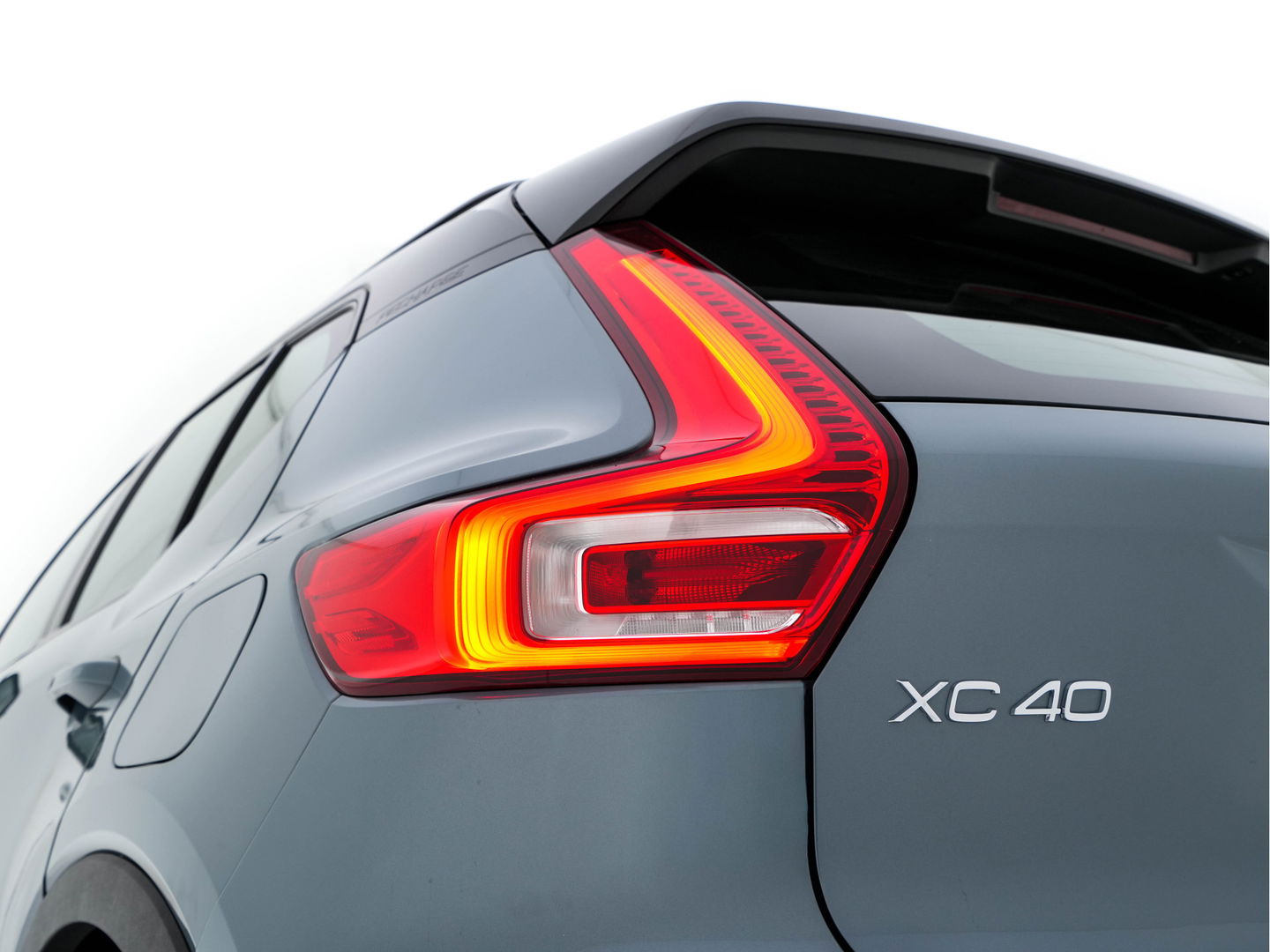 Volvo XC40 Recharge P8 AWD R-Design [ 3-Fase ] {SOH-89%} (INCL-BTW) *LEATHER-ALCANTARA | DIGI-COCKPIT | FULL-LED | PREMIUM-AUDIO | TOP-VIEW | CARPLAY | NAVI-FULLMAP | ECC | PDC | KEYLESS | HEATED-SPORTSEATS | BLIS | PRIVACY-GLASS | TOWBAR | 19 "ALU