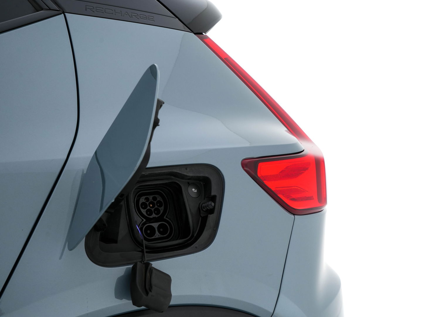 Volvo XC40 Recharge P8 AWD R-Design [ 3-Fase ] {SOH-89%} (INCL-BTW) *LEATHER-ALCANTARA | DIGI-COCKPIT | FULL-LED | PREMIUM-AUDIO | TOP-VIEW | CARPLAY | NAVI-FULLMAP | ECC | PDC | KEYLESS | HEATED-SPORTSEATS | BLIS | PRIVACY-GLASS | TOWBAR | 19 "ALU