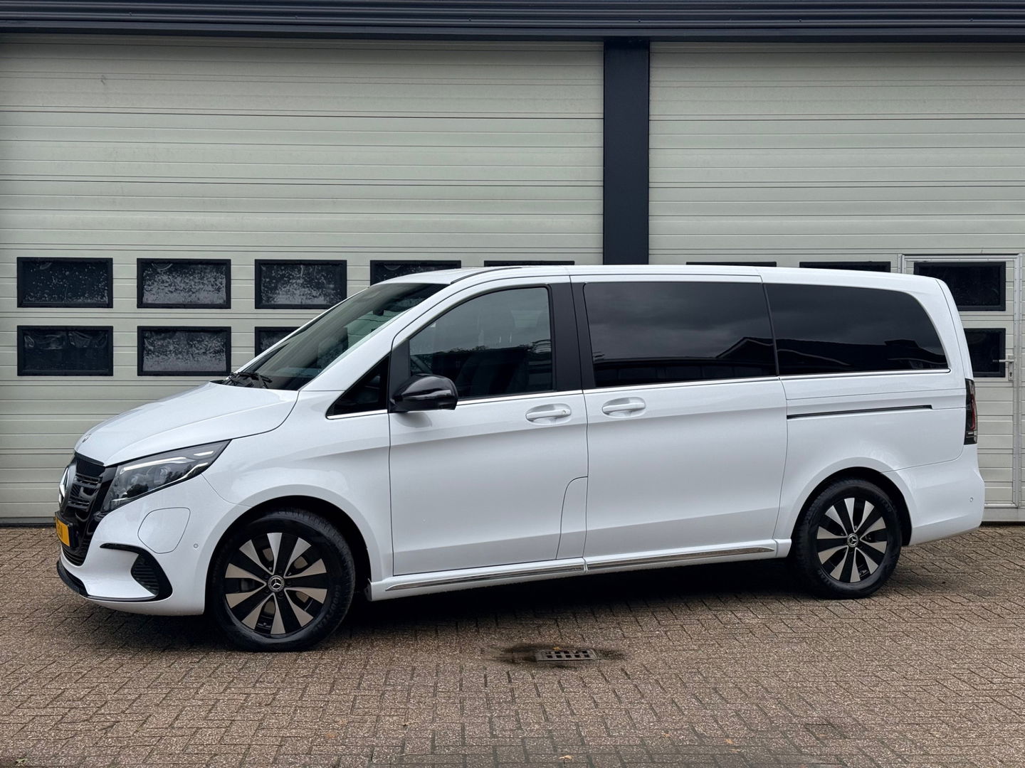 Mercedes-Benz EQV 300 L2 90kWh 8 Zits Leder - Veel Opties - AMG Style