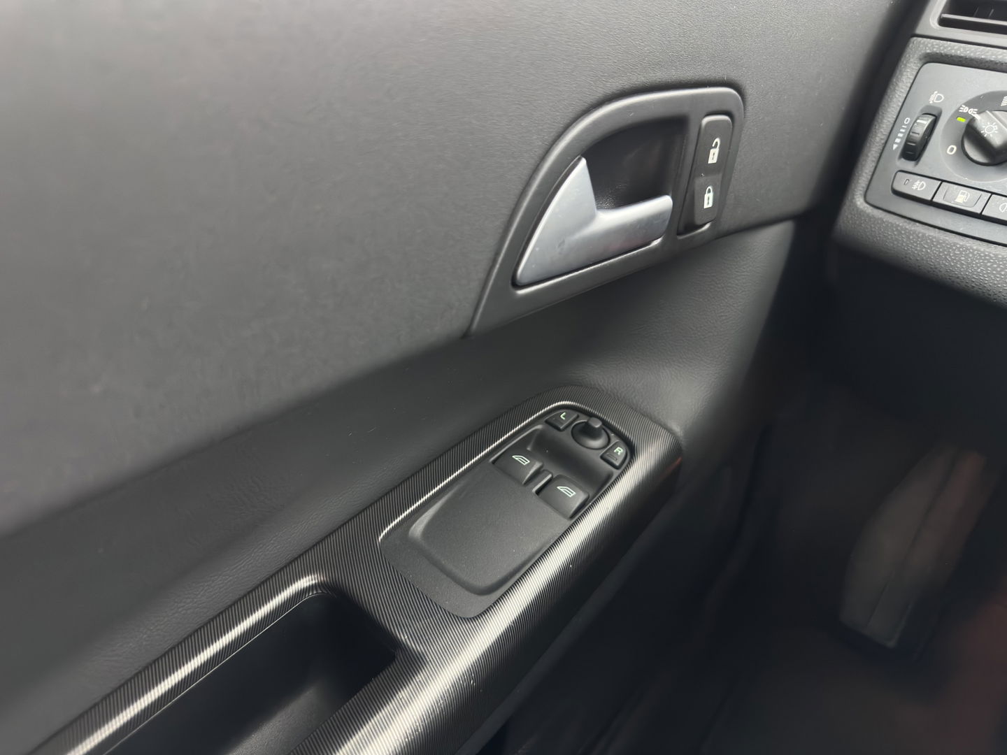 Volvo C30 1.6 D2 R-Edition *LEATHER-FABRIC | SPORT-SEATS | ECC | PDC | CRUISE | 17''ALU | TOWBAR*