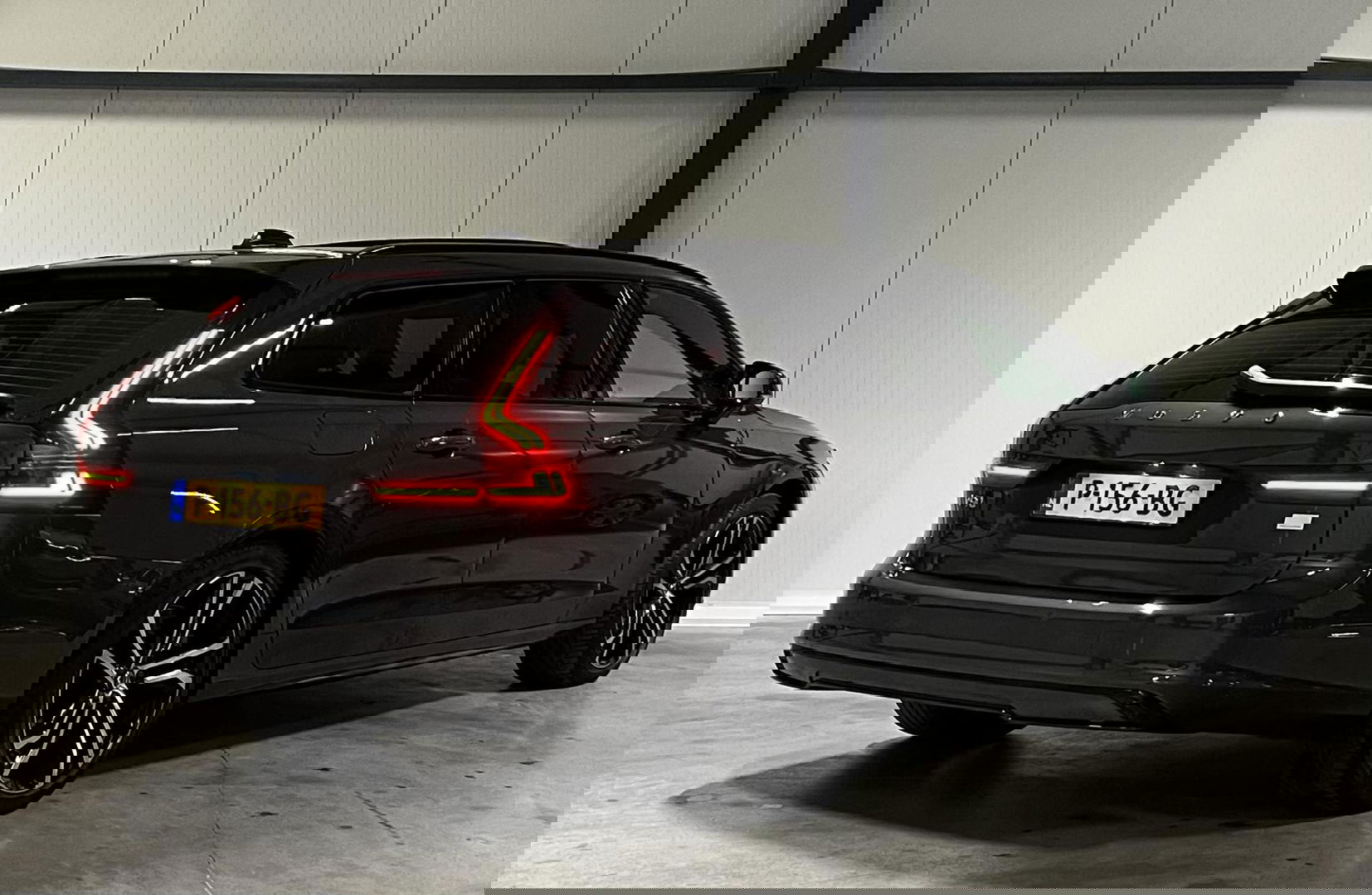 Volvo V90 2.0 T6 AWD R-Design Dark Pano Groot Accupakket NAP