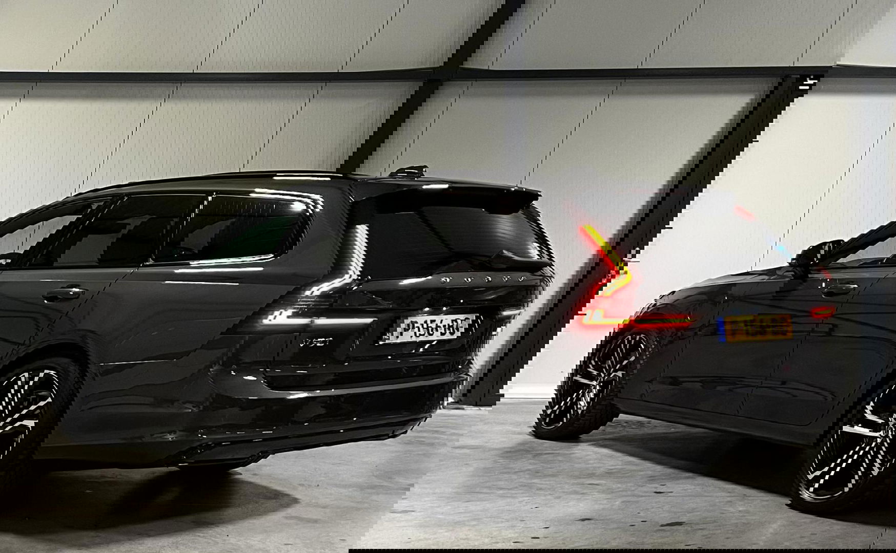 Volvo V90 2.0 T6 AWD R-Design Dark Pano Groot Accupakket NAP