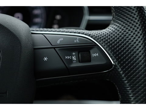 Audi Q3 Sportback 45 TFSI e 2x S Line | Elek. Trekhaak | Camera | Navi | Stoelverw. | Adapt. Cruise | Keyless | 19''