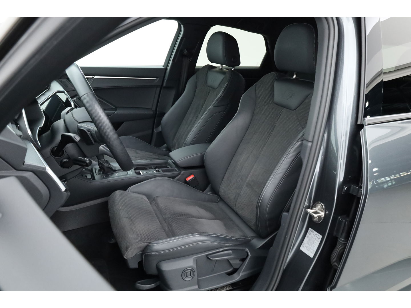 Audi Q3 Sportback 45 TFSI e 2x S Line | Elek. Trekhaak | Camera | Navi | Stoelverw. | Adapt. Cruise | Keyless | 19''