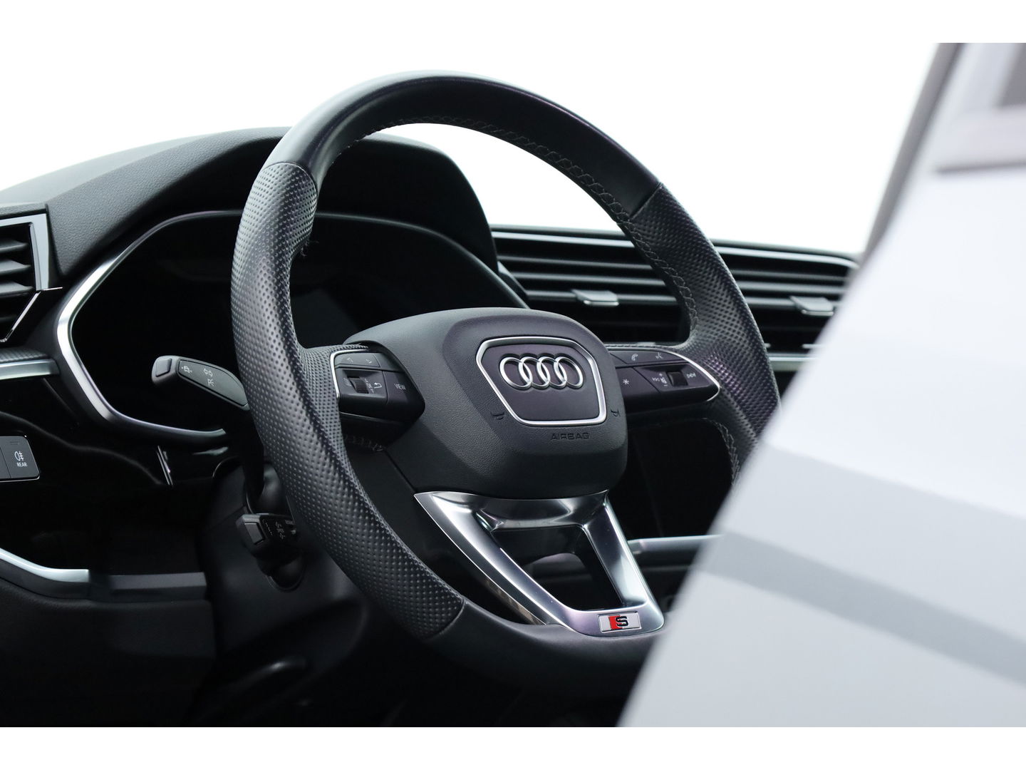 Audi Q3 Sportback 45 TFSI e 2x S Line | Elek. Trekhaak | Camera | Navi | Stoelverw. | Adapt. Cruise | Keyless | 19''