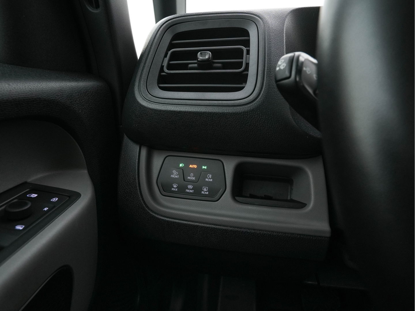 Volkswagen ID. Buzz Cargo 77 kWh [ 3-Fase ] {SOH-90%} *FULL-LED | ADAPTIVE-CRUISE | LANE-ASSIST | KEYLESS | DAB+ | CAMERA | DIGI-COCKPIT | NAVI-FULLMAP | HEATED-COMFORTSEATS | CCS-FASTLOADER | LANE-ASSIST | TOWBAR | 20"ALU*