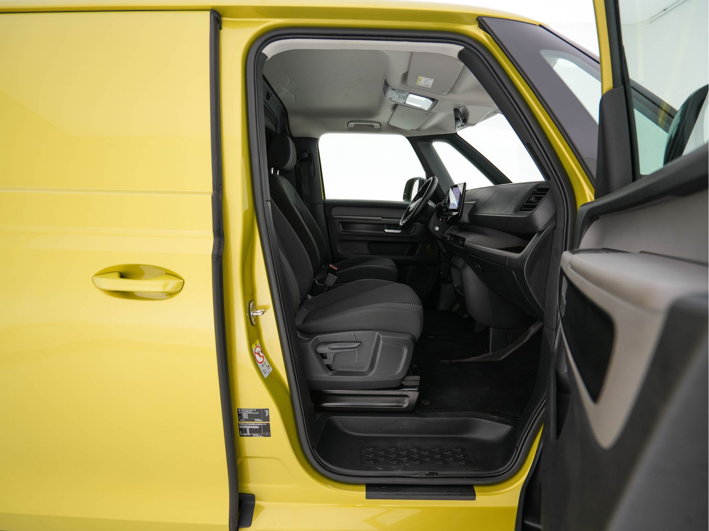 Volkswagen ID. Buzz Cargo 77 kWh [ 3-Fase ] {SOH-90%} *FULL-LED | ADAPTIVE-CRUISE | LANE-ASSIST | KEYLESS | DAB+ | CAMERA | DIGI-COCKPIT | NAVI-FULLMAP | HEATED-COMFORTSEATS | CCS-FASTLOADER | LANE-ASSIST | TOWBAR | 20"ALU*