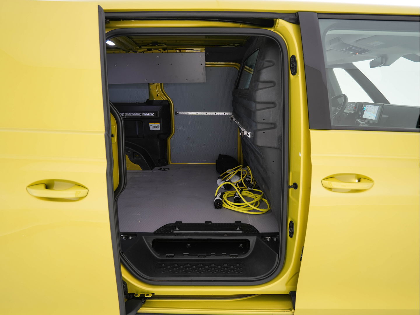 Volkswagen ID. Buzz Cargo 77 kWh [ 3-Fase ] {SOH-90%} *FULL-LED | ADAPTIVE-CRUISE | LANE-ASSIST | KEYLESS | DAB+ | CAMERA | DIGI-COCKPIT | NAVI-FULLMAP | HEATED-COMFORTSEATS | CCS-FASTLOADER | LANE-ASSIST | TOWBAR | 20"ALU*