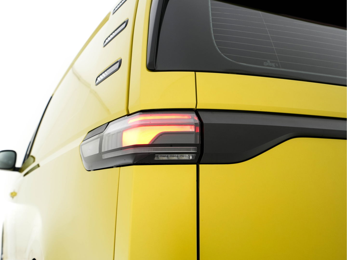 Volkswagen ID. Buzz Cargo 77 kWh [ 3-Fase ] {SOH-90%} *FULL-LED | ADAPTIVE-CRUISE | LANE-ASSIST | KEYLESS | DAB+ | CAMERA | DIGI-COCKPIT | NAVI-FULLMAP | HEATED-COMFORTSEATS | CCS-FASTLOADER | LANE-ASSIST | TOWBAR | 20"ALU*