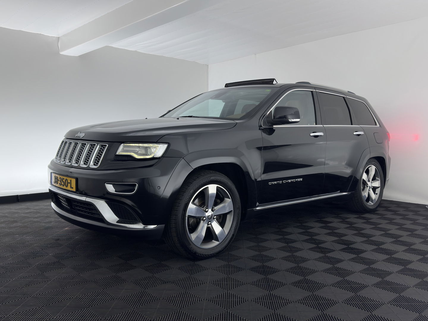 Jeep Grand Cherokee 3.0 CRD Summit Aut. *PANO | FULL-LEATHER | XENON | DIGI-COCKPIT | AIR-SUSPENSION | BLIND-SPOT | ADAPTIVE-CRUISE | MEMORY-PACK | CAMERA | KEYLESS | NAVI-FULLMAP | TOWBAR | COMFORT-SEATS | SHIFT-PADDLES | DAB