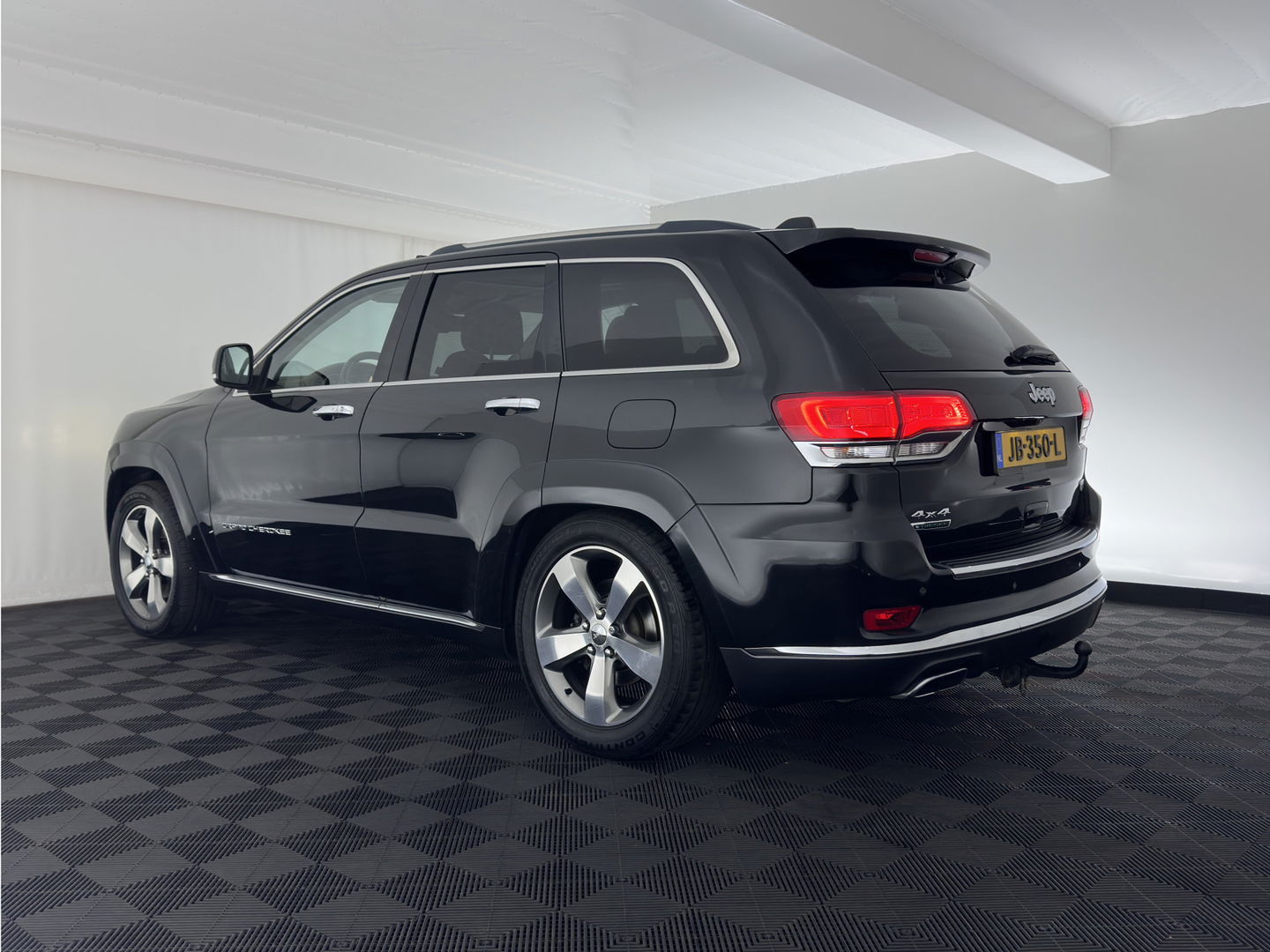 Jeep Grand Cherokee 3.0 CRD Summit Aut. *PANO | FULL-LEATHER | XENON | DIGI-COCKPIT | AIR-SUSPENSION | BLIND-SPOT | ADAPTIVE-CRUISE | MEMORY-PACK | CAMERA | KEYLESS | NAVI-FULLMAP | TOWBAR | COMFORT-SEATS | SHIFT-PADDLES | DAB