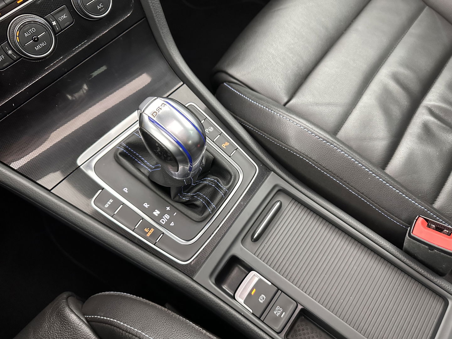 Volkswagen Golf 1.4 TSI GTE Executive-Plus-Pack Aut. *PANO | FULL-LED | LUXURY-LEATHER | LANE-ASSIST | BLIND-SPOT | ADAPTIVE-CRUISE | CAMERA | DAB | NAVI-FULLMAP | ECC | SHIFT-PADDLES | PDC | HEATED-SPORTSEATS | PRIVACY-GLASS | 18"ALU*