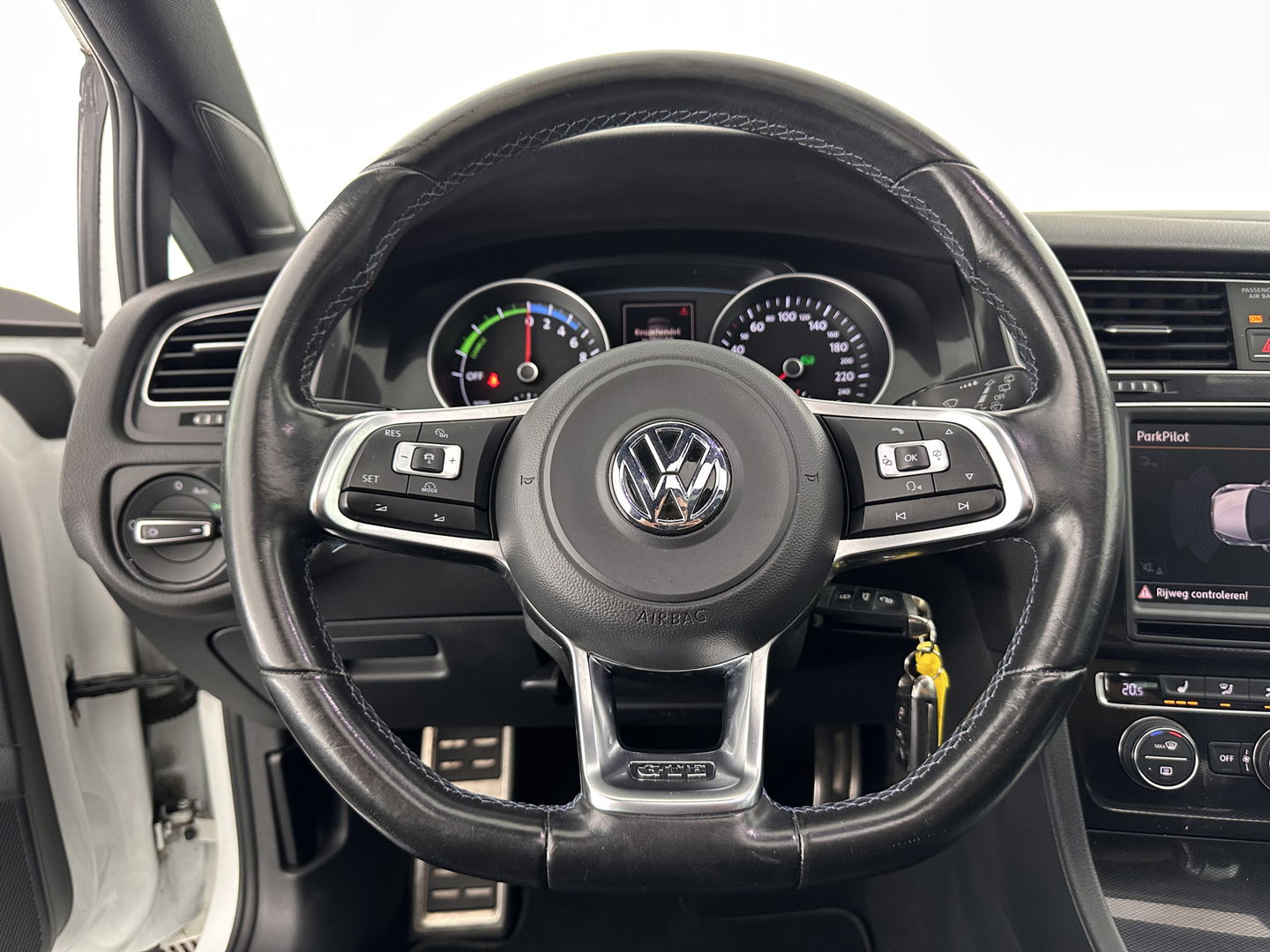 Volkswagen Golf 1.4 TSI GTE Executive-Plus-Pack Aut. *PANO | FULL-LED | LUXURY-LEATHER | LANE-ASSIST | BLIND-SPOT | ADAPTIVE-CRUISE | CAMERA | DAB | NAVI-FULLMAP | ECC | SHIFT-PADDLES | PDC | HEATED-SPORTSEATS | PRIVACY-GLASS | 18"ALU*