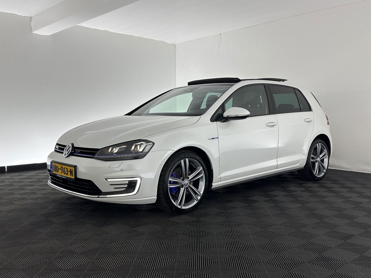 Volkswagen Golf 1.4 TSI GTE Executive-Plus-Pack Aut. *PANO | FULL-LED | LUXURY-LEATHER | LANE-ASSIST | BLIND-SPOT | ADAPTIVE-CRUISE | CAMERA | DAB | NAVI-FULLMAP | ECC | SHIFT-PADDLES | PDC | HEATED-SPORTSEATS | PRIVACY-GLASS | 18"ALU*