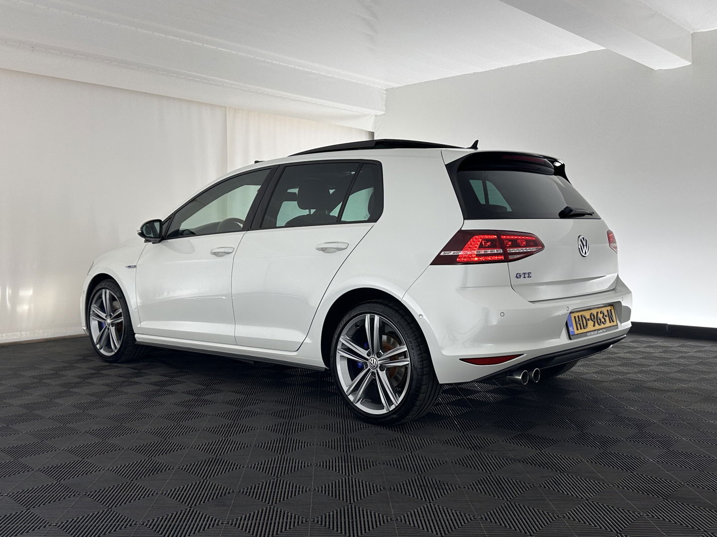 Volkswagen Golf 1.4 TSI GTE Executive-Plus-Pack Aut. *PANO | FULL-LED | LUXURY-LEATHER | LANE-ASSIST | BLIND-SPOT | ADAPTIVE-CRUISE | CAMERA | DAB | NAVI-FULLMAP | ECC | SHIFT-PADDLES | PDC | HEATED-SPORTSEATS | PRIVACY-GLASS | 18"ALU*